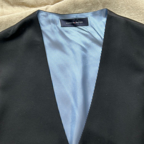 Tommy Hilfiger black two pocket 5 button vest like new 100% wool - Picture 2 of 8